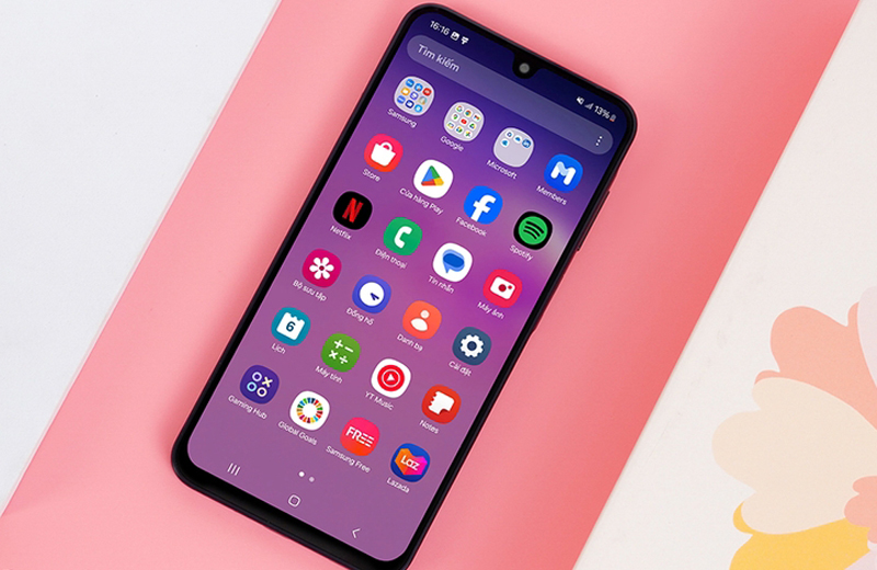 Màn hình Super AMOLED 6.7 inch với độ phân giải Full HD+