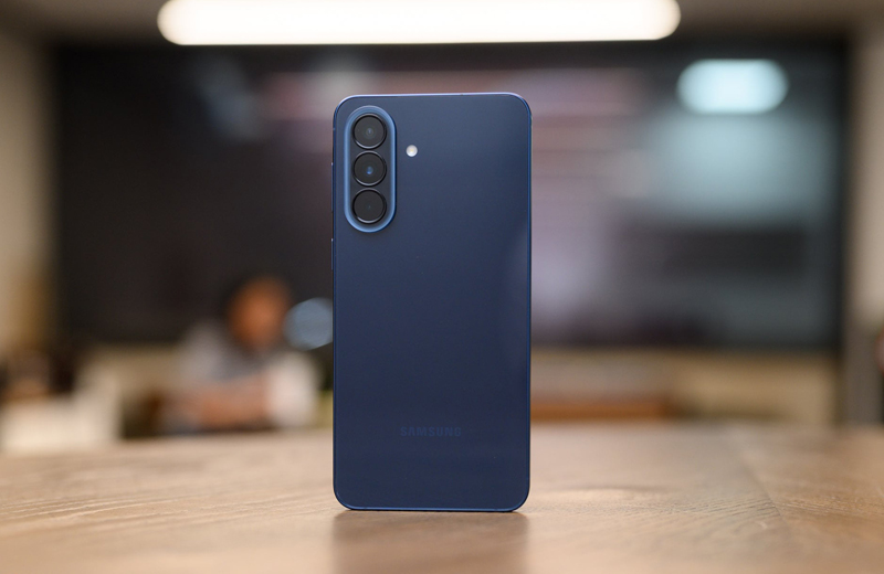 Thiết kế đặc trưng của Galaxy A với camera dọc