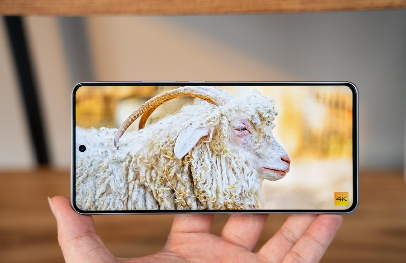 Vivo iQOO Z10 Turbo thiết kế màn hình đục lỗ