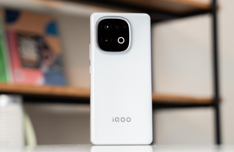 smartphone tầm trung Vivo iQOO Z10 Turbo