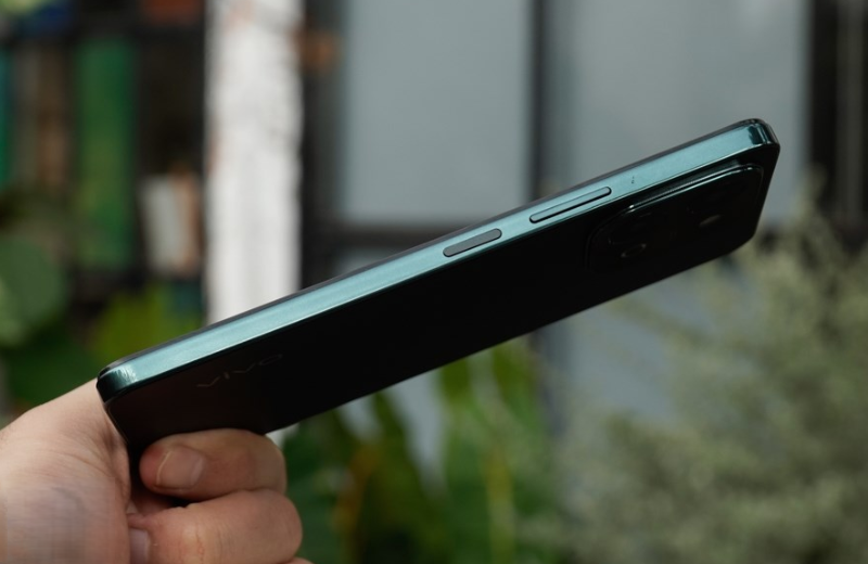 Vivo Y28 được hoàn thiện dựa trên bộ khung viền nhựa chắc chắn