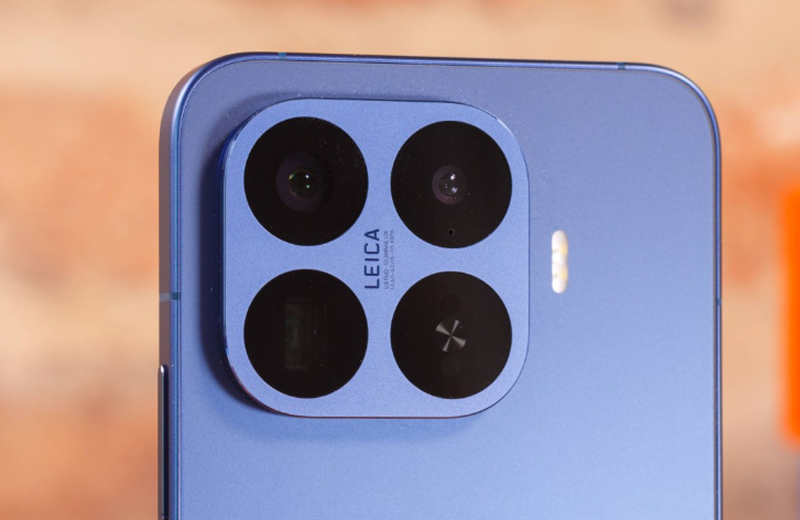 cụm ba camera sau cùng camera selfie 32MP