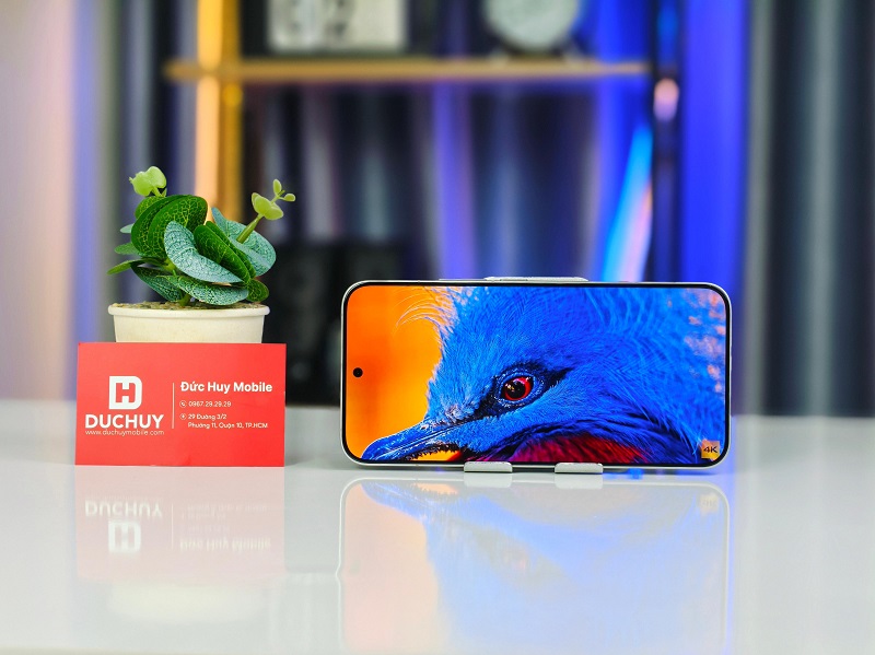 màn hình OLED 6.83 inch với độ phân giải 1,280 x 2,772 pixel