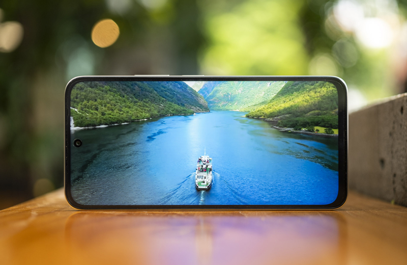 màn hình IPS LCD 6.9 inch có độ phân giải Full HD+