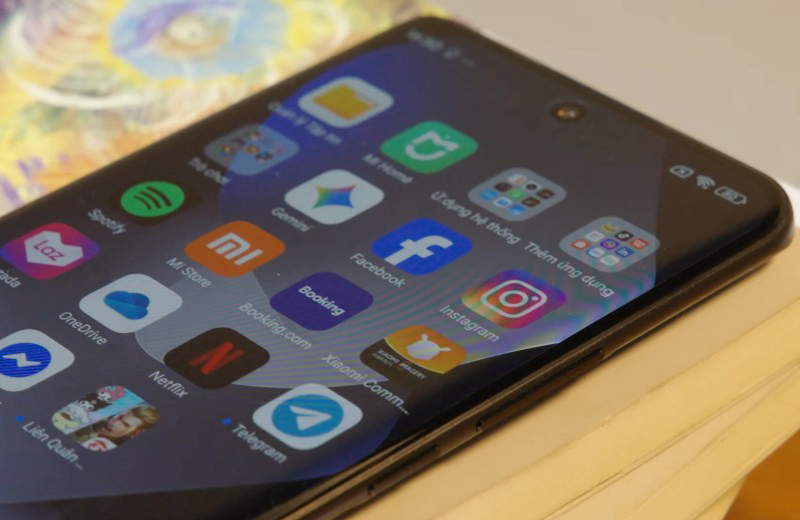 Màn hình Dual Curved AMOLED 6.77 inch sắc nét