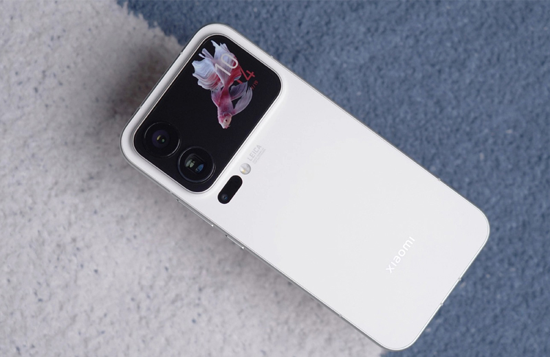 Thiết kế nổi bật với 2 màn hình, khung viền nhôm bền bỉ