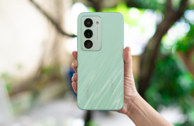 Thiết kế hiện đại, mặt lưng hiệu ứng nhám mịn