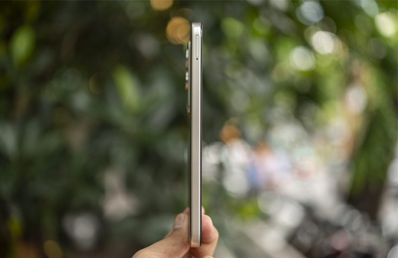 Thiết kế hiện đại, mặt lưng nhựa nhám 