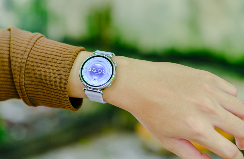 Màn hình AMOLED 1.32 inch sắc nét, độ sáng cao