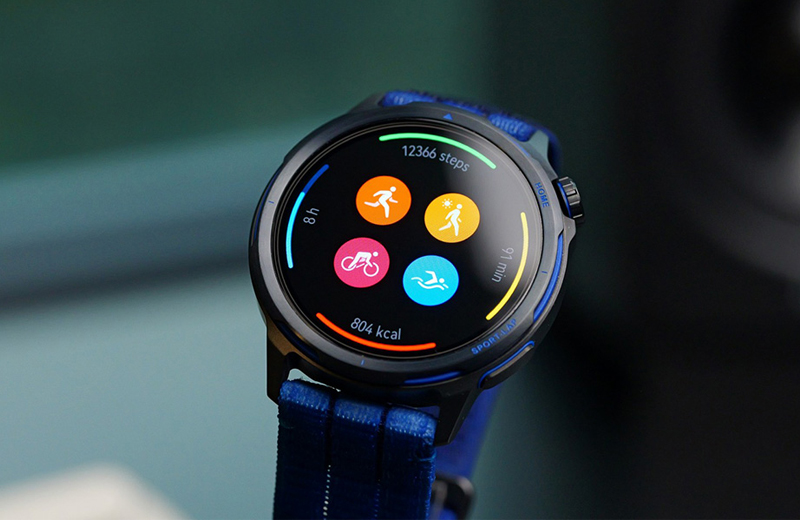 màn hình AMOLED 1.32 inch, độ sáng tối đa 3000 nits