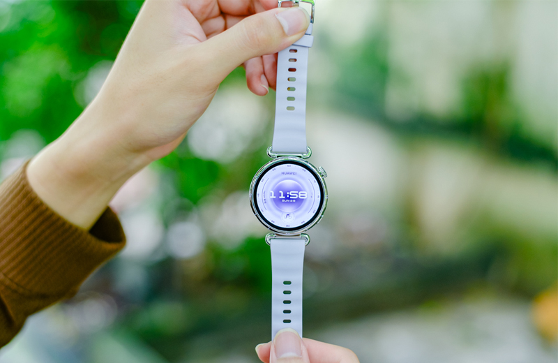 Thiết kế mặt đồng hồ dạng tròn, chất liệu bền bỉ