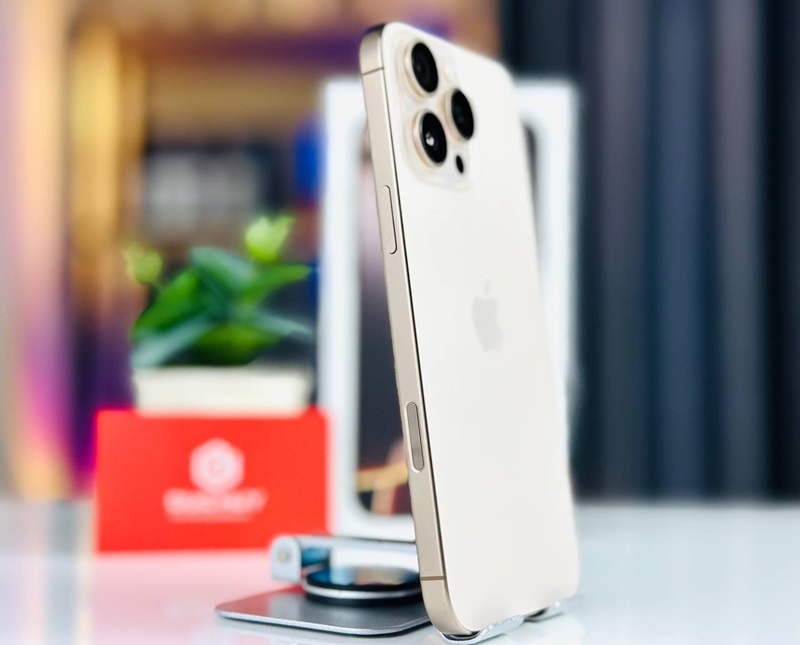 đánh giá iphone 16 pro max mỹ cạnh máy