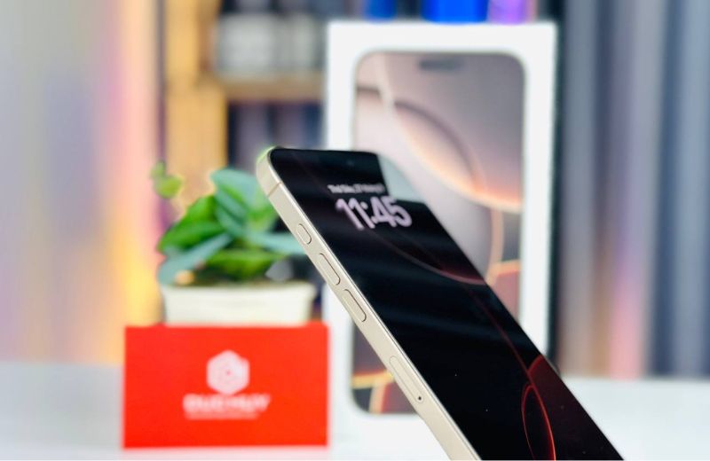 cạnh máy iphone 16 pro max hoàn thiện tinh xảo