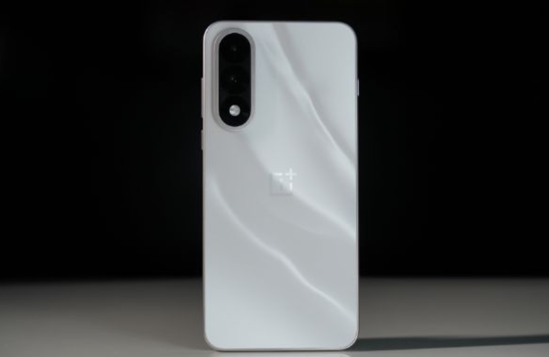 OnePlus Nord 5 sử dụng thiết kế đục lỗ để chứa camera selfie