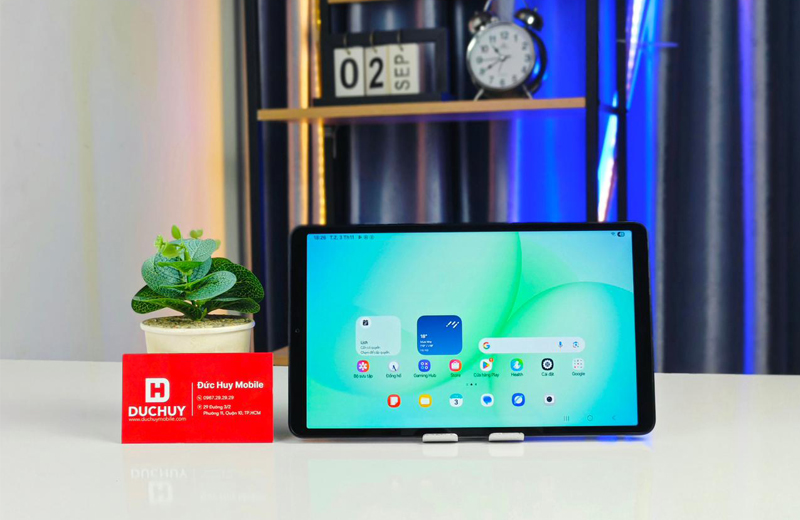 màn hình TFT LCD 8,7 inch, độ phân giải HD+ 