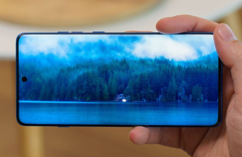 Motorola Edge 60 Pro màn hình POLED 6.7 inches