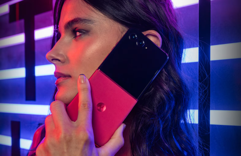 Razr 60 thiết kế phần mặt kính Gorilla Glass Victus