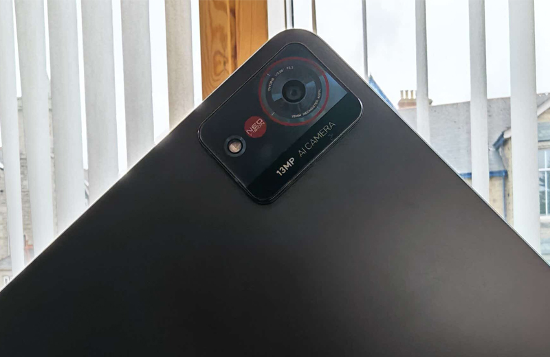 Camera sau 13MP đáp ứng nhu cầu chụp ảnh cơ bản