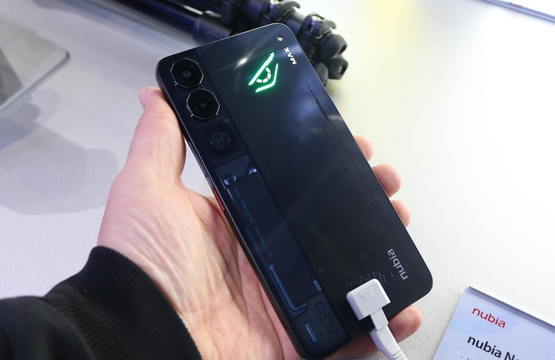 Viên pin 7.100mAh đáp ứng chơi game đến 13,4 giờ