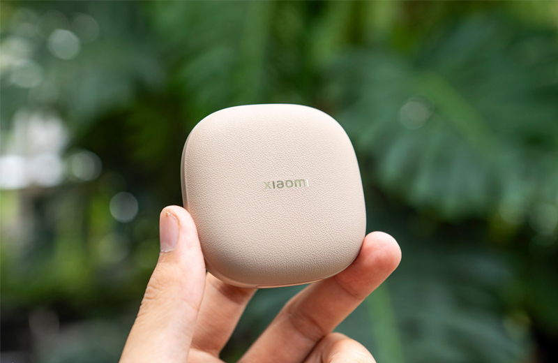 Thiết kế hộp sạc nhỏ gọn, làm từ chất liệu da thuần chay
