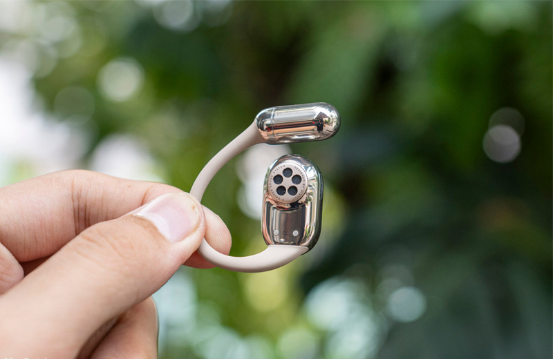 Hai đầu tai nghe được nối lại bởi phần khung đeo titan cấp hàng không