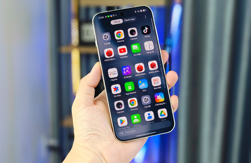 Bộ đôi này đều sở hữu khung viền nhôm vuông vức