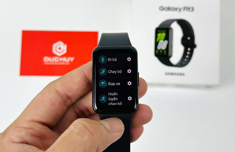 thiết kế dây đeo silicone hiện đại, khung viền nhôm