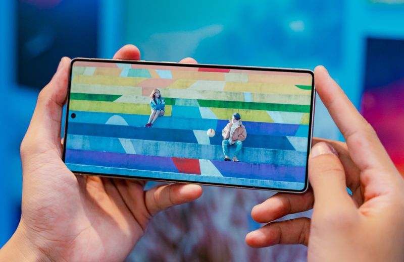 So sánh Galaxy S25 Ultra và iPhone 16 Pro Max hiển thị
