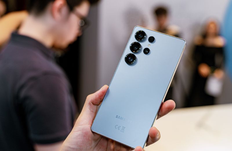 So sánh Galaxy S25 Ultra và iPhone 16 Pro Max thời điểm ra mắt