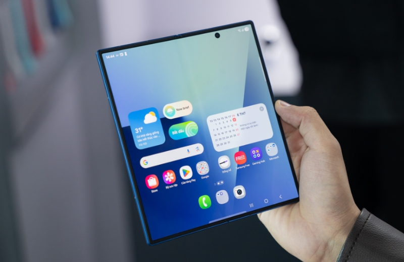Z Fold 7 với màn hình chính khi mở ra có kích thước 8 inches