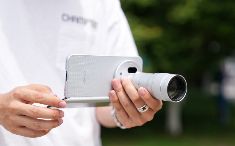 Hệ thống ống kính Zeiss 200 MP quay phim 8K