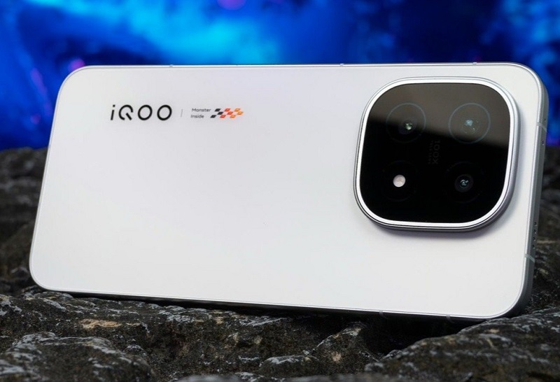 cận cảnh điện thoại iqoo 15