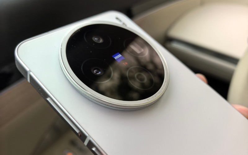 Bộ 3 camera 50MP hỗ trợ nhiều tính năng AI