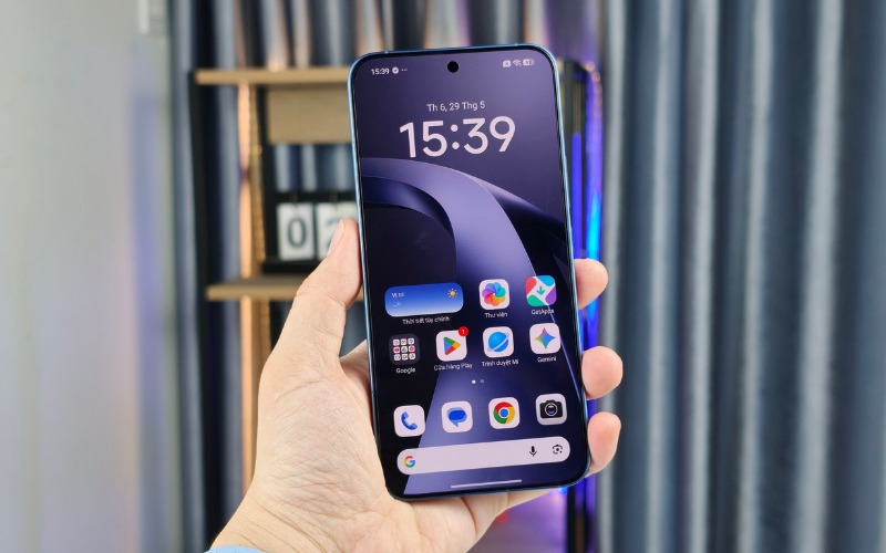 Hai tuỳ chọn màn hình AMOLED viền siêu mỏng
