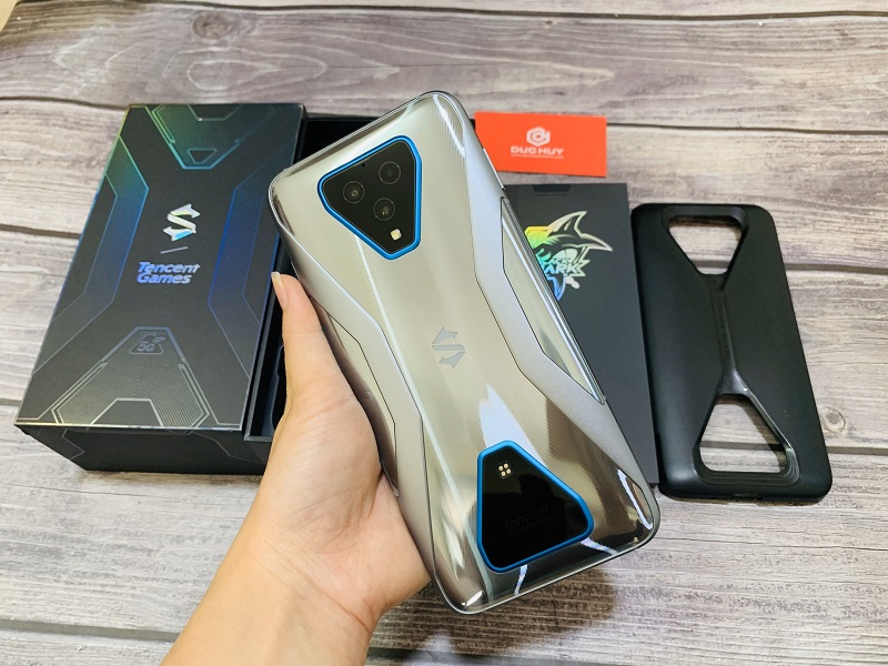 Xiaomi Black Shark 3 Pro có thiết kế hầm hố, mạnh mẽ