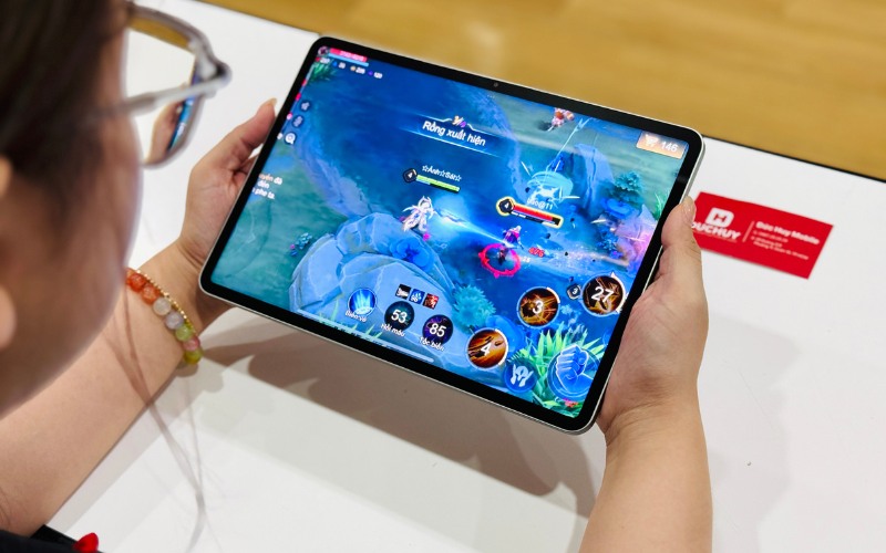 Chip Snapdragon 7+ Gen 3 mạnh mẽ, bộ nhớ lớn