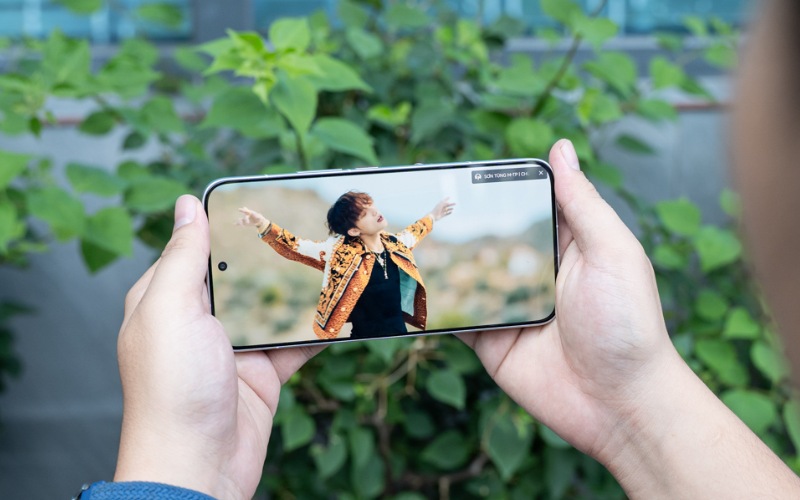 Màn hình AMOLED 3500 nits siêu sáng