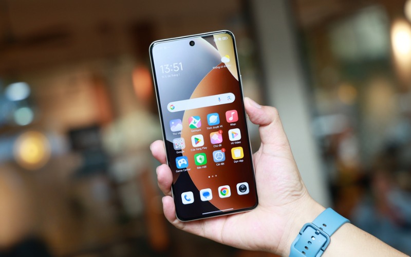 Màn hình AMOLED 120Hz sáng 3200 nits