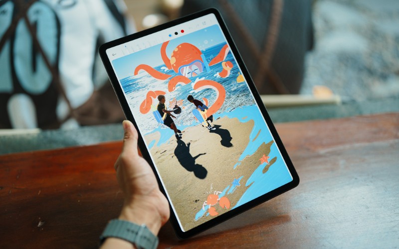 Màn hình LCD lớn 12.2 inch