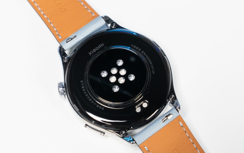 Pin 930 mAh dùng gần 3 tuần