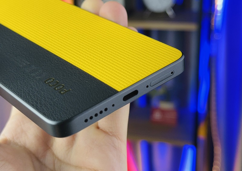 cạnh dưới POCO X7 Pro là nơi đặt loa ngoài, mic thu âm, cổng sạc USB C