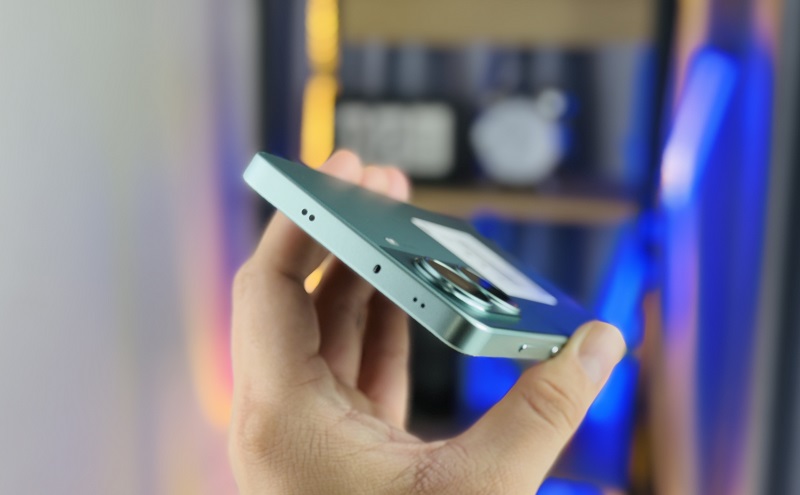 Cạnh trên POCO X7 Pro 5G là nơi để cảm biến hồng ngoại, mic thu âm 