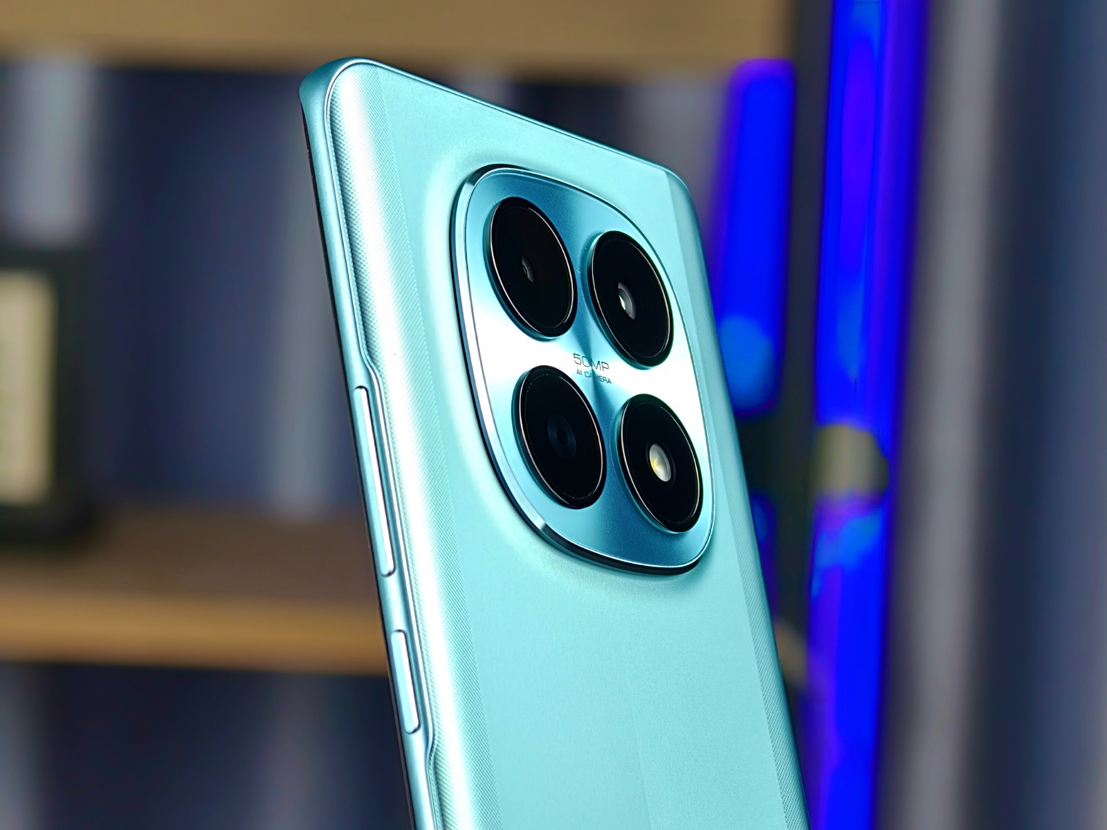 các góc cạnh của POCO M8 5G