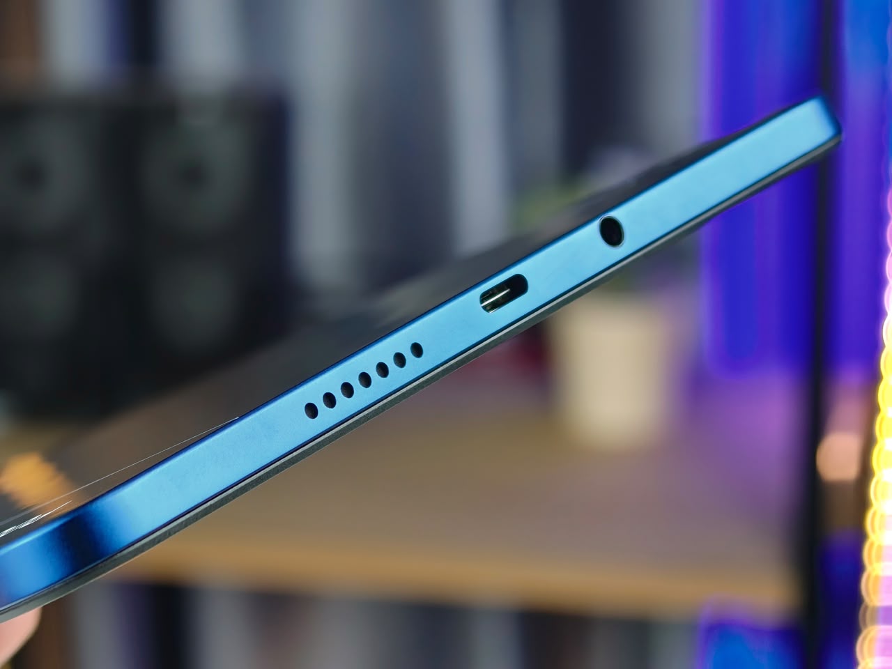 Cạnh dưới Xiaomi Poco Pad C1 là cổng sạc