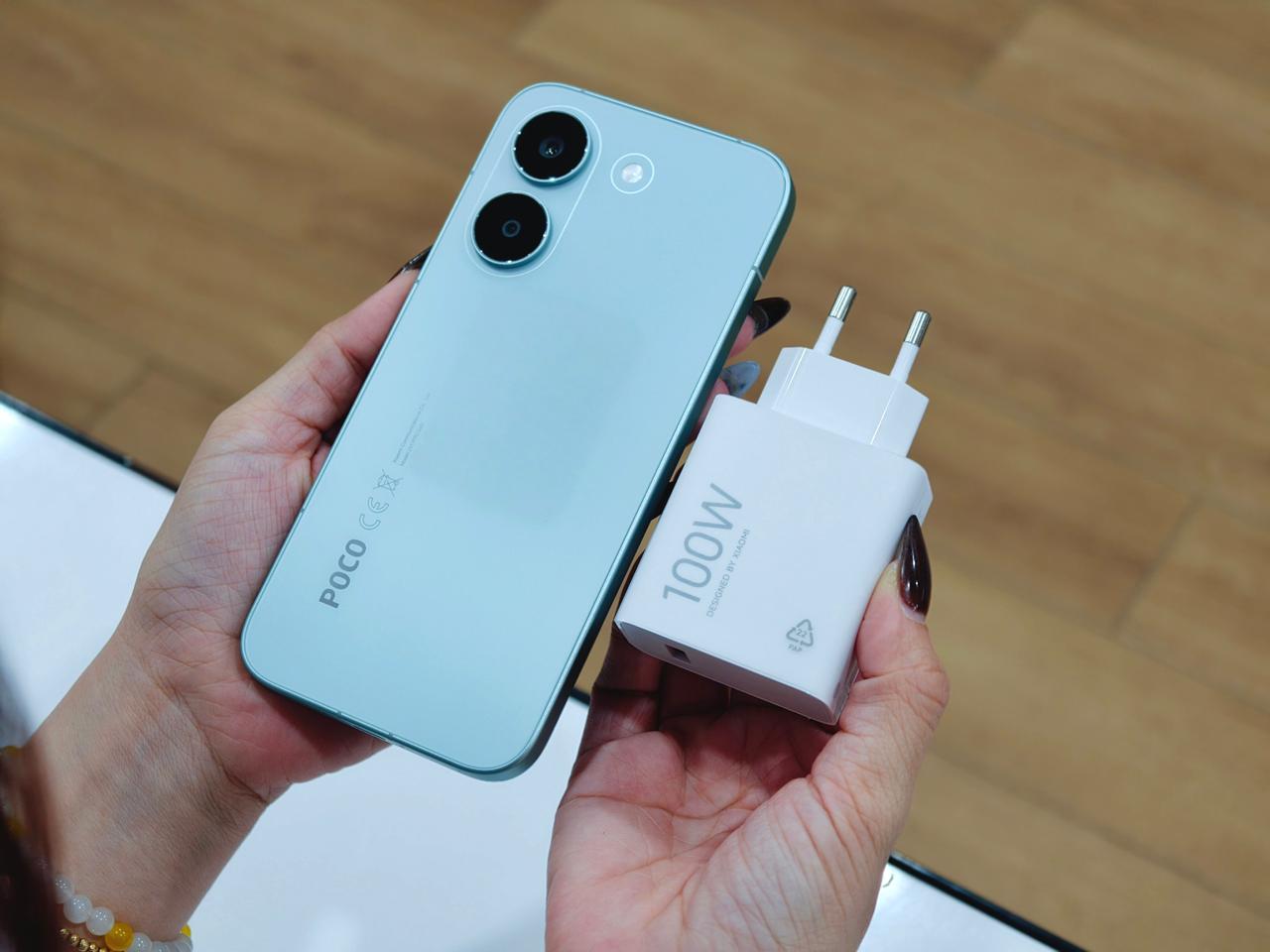 POCO X8 Pro kèm củ sạc nhanh
