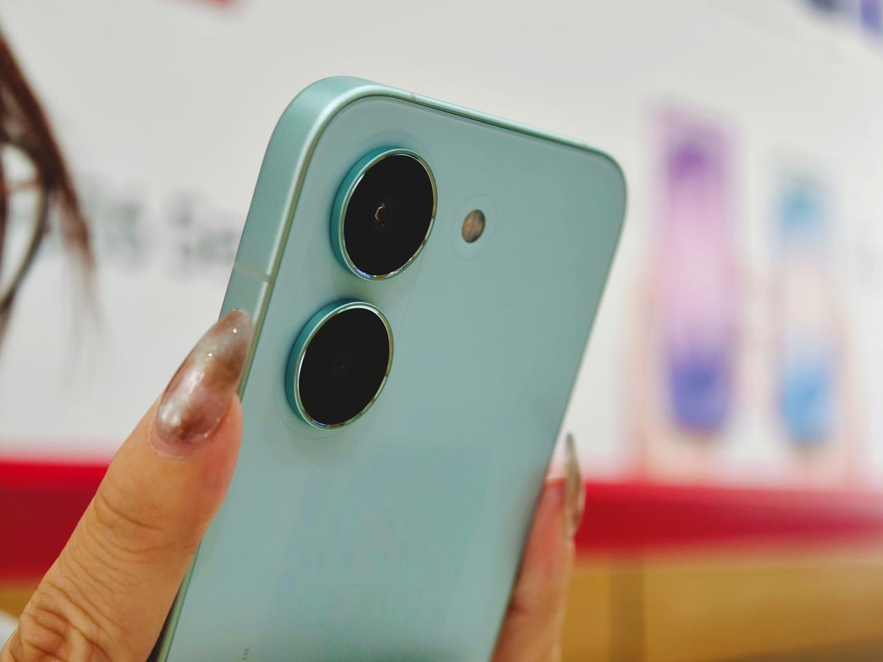 góc cạnh POCO X8 Pro vuông vắn