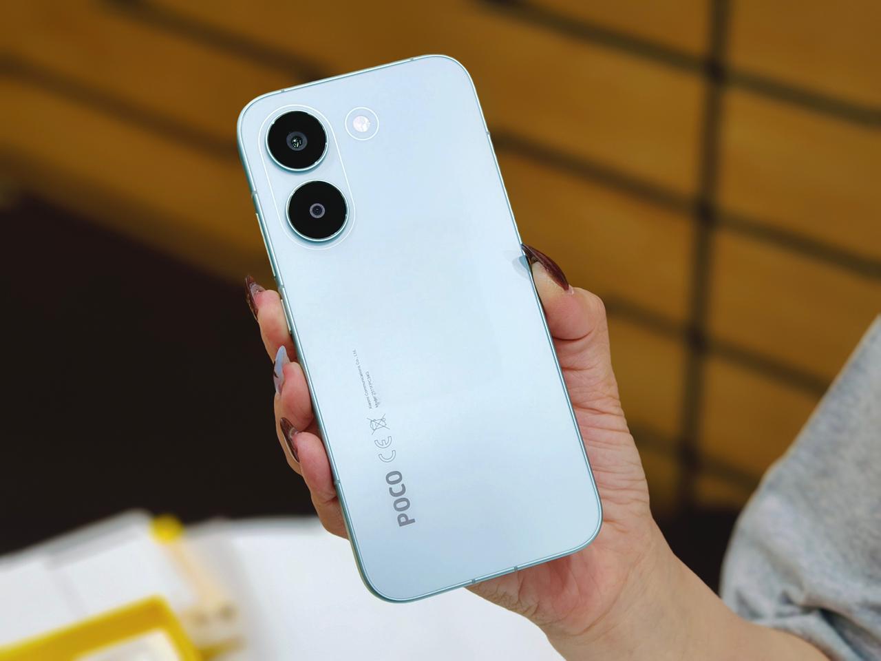 Trên tay POCO X8 Pro màu xanh bạc hà 