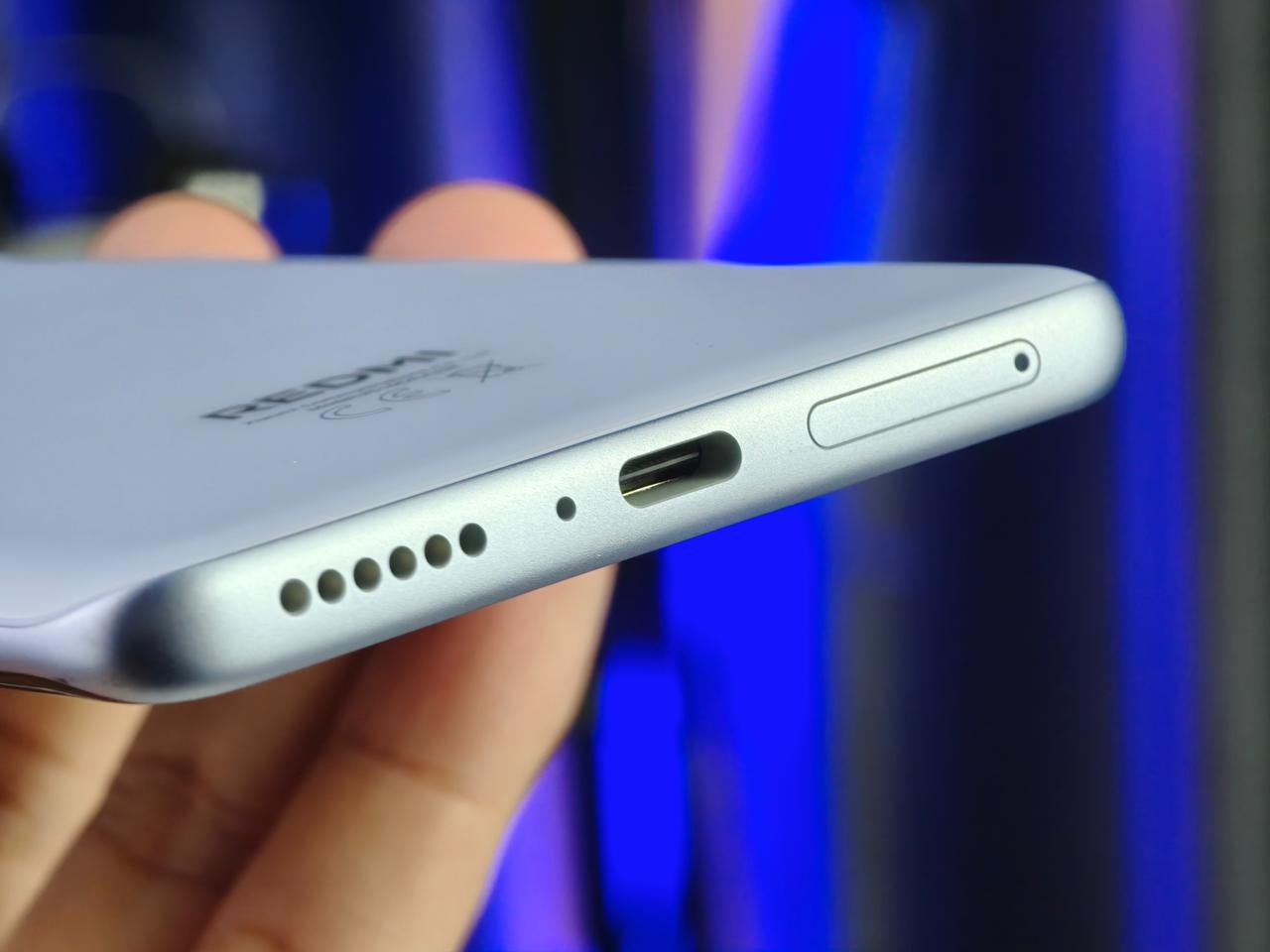 Cạnh dưới Xiaomi Redmi Note 15 là cổng sạc USB-C, dải loa và cả khe cắm SIM.