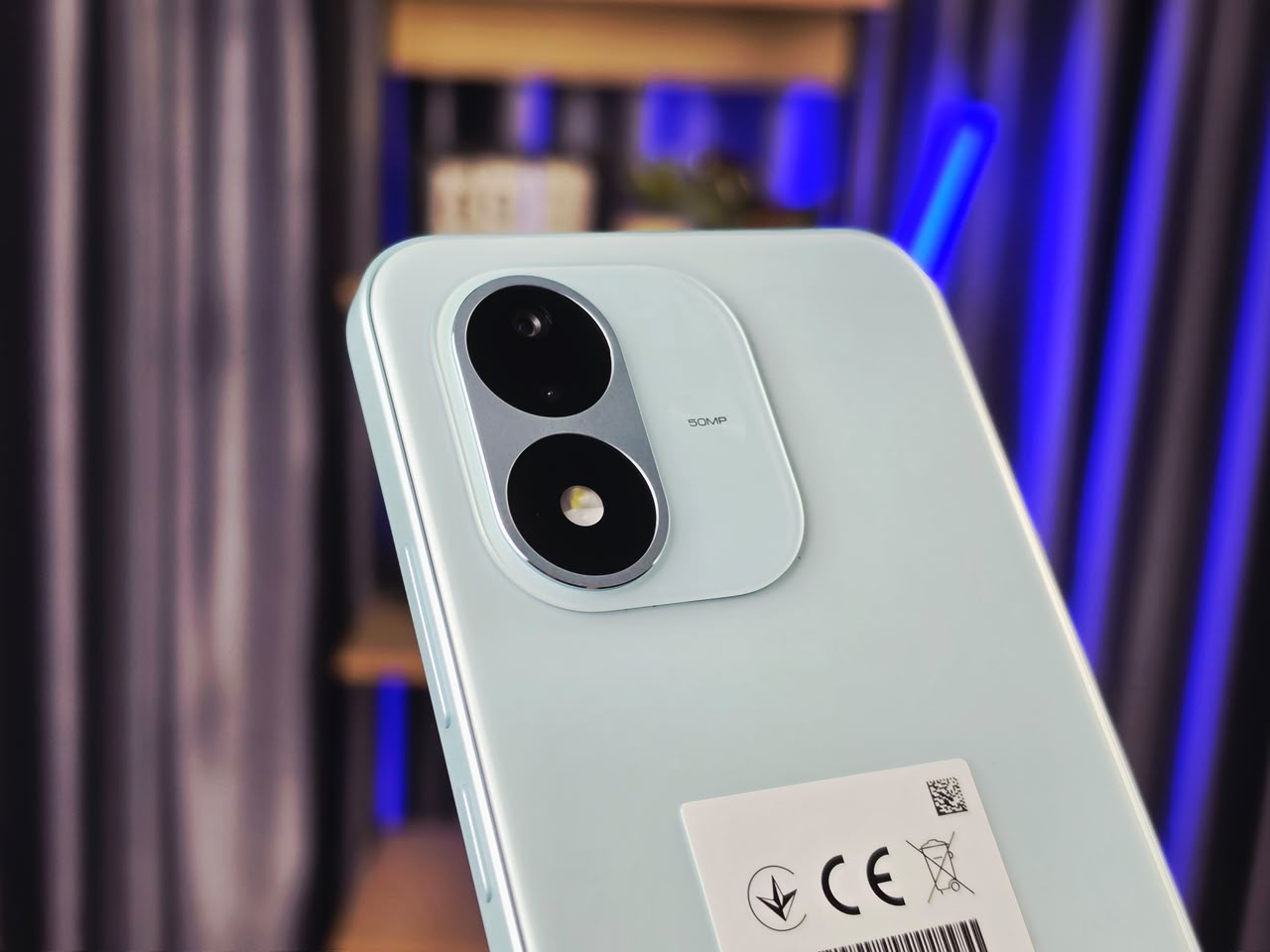 Camera đơn 50MP phía sau, hỗ trợ chụp ảnh sắc nét