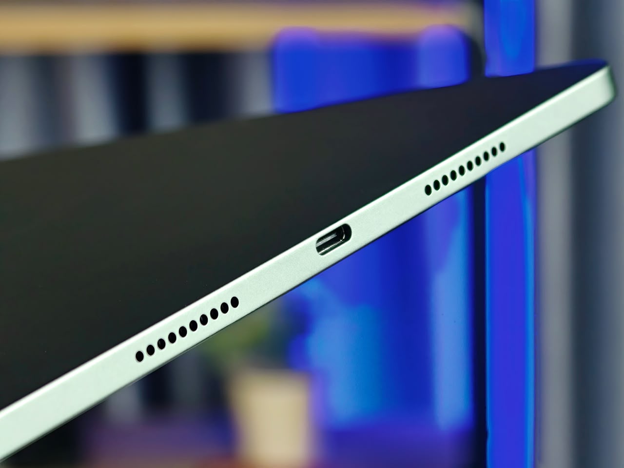 Cạnh dưới Xiaomi Pad 8 Pro là dãi loa